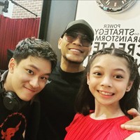 Nama Nada Tarina Putri belakangan disorot karena dikabarkan menjadi anak angkat Deddy Corbuzier sekaligus adik Azka Corbuzier. Kini telah menjadi bagian dari keluarga Corbuzier, Nada terlihat akrab dengan Deddy dan juga Azka. Foto: Instagram/@nada_tarina_putri