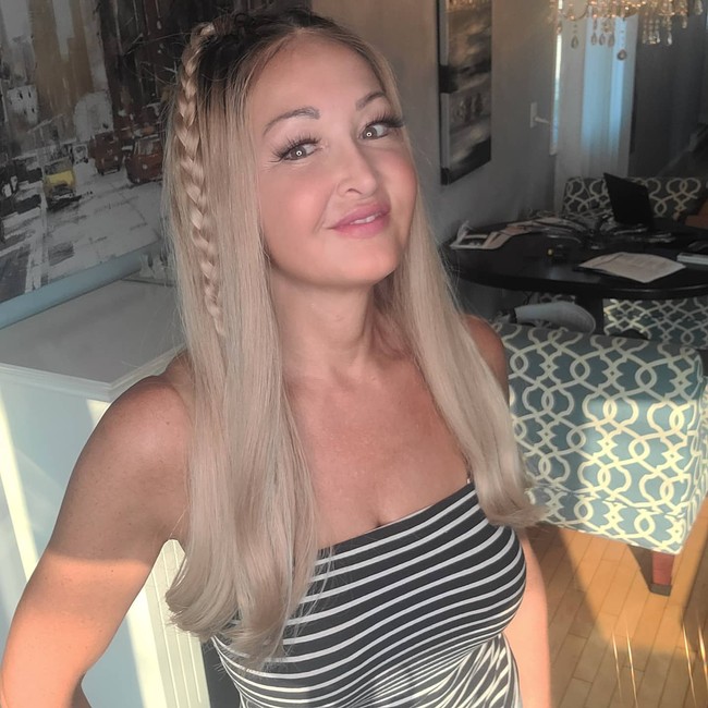 Aku hanya berpikir tidak pernah terlambat untuk membentuk badan dan konsistensi adalah kuncinya. Aku mulai angkat beban ketika aku berusia 50 tahun jika aku tahu apa yang aku tahu sekarang, aku pasti sudah mulai lebih dulu. Aku harus olahraga untuk menjaga penampilan dan itu memberi banyak energi ketika kita menua dan aku hanya ingin hidup berkualitas, katanya dilansir The Sun. Foto: Instagram @lalie.quebec