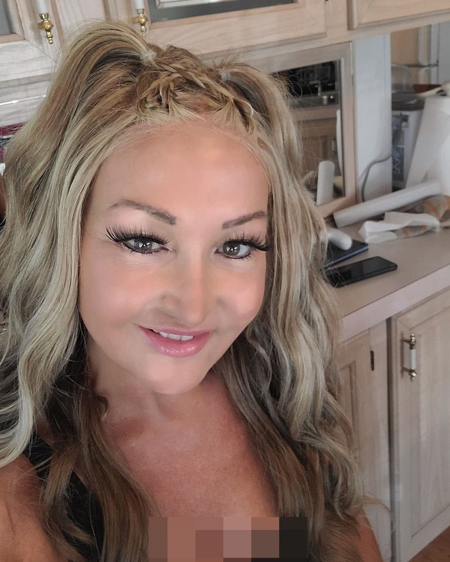 Apa rahasiamu supaya aku bisa terlihat seperti ini di usia 53? Kamu bukan nenek-nenek, kamu terlihat seperti berusia 20 tahunan, Tidak mungkin kamu terlihat sangat cantik, kata netizen di TikTok.Foto: Instagram @lalie.quebec