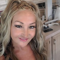 Apa rahasiamu supaya aku bisa terlihat seperti ini di usia 53? Kamu bukan nenek-nenek, kamu terlihat seperti berusia 20 tahunan, Tidak mungkin kamu terlihat sangat cantik, kata netizen di TikTok.Foto: Instagram @lalie.quebec