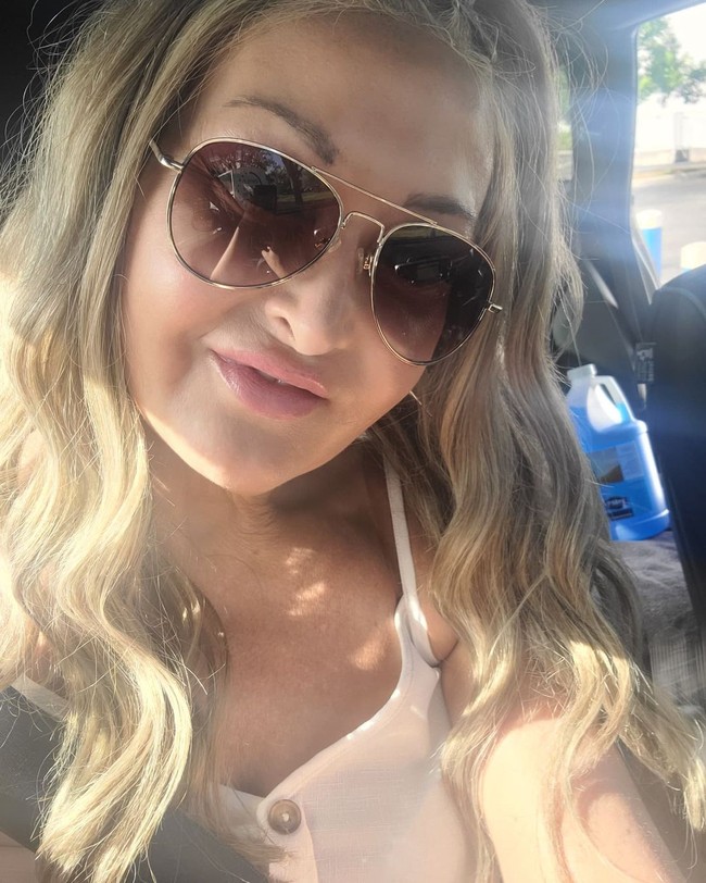 Di media sosial, Nathalie tak ragu tak ragu untuk membagikan pose seksinya. Nenek yang fisiknya disamakan dengan wanita muda tersebut juga seringkali menunjukkan posenya saat berolahraga. Foto: Instagram @lalie.quebec