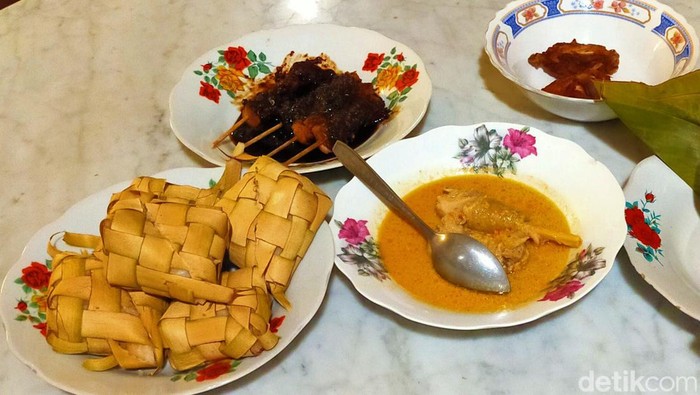 Opor ayam dan ketupat yang justru disajikan menjelang Ramadan oleh warga di Desa Adat Kemiren Banyuwangi