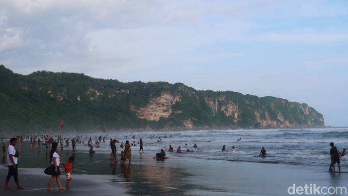 Wisatawan berdatangan untuk melakukan padusan di Pantai Parangtritis, Bantul, Jumat (1/4/2022).