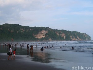 Hati-hati! Pantai Parangtritis Memukau, tapi Ombaknya Kadang Berbahaya