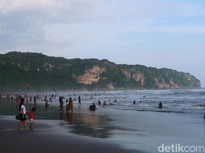 Wisatawan berdatangan untuk melakukan padusan di Pantai Parangtritis, Bantul, Jumat (1/4/2022).