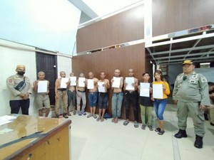 Satpol PP Makassar Cukur Botak 18 Pak Ogah-Anjal yang Diamankan di Jalanan