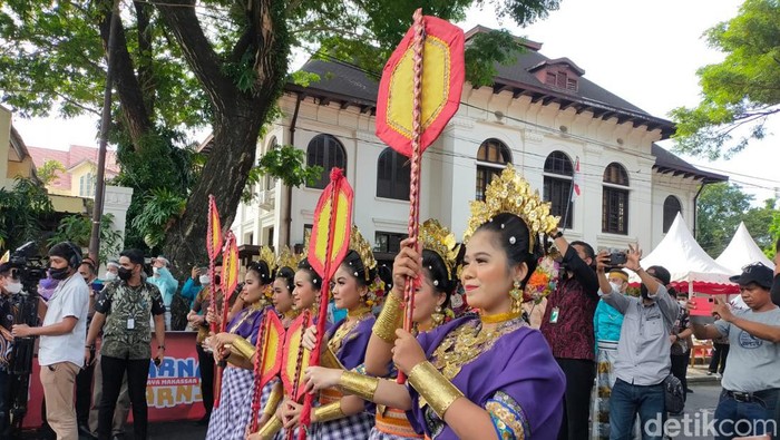 Pakaian adat Sulawesi Selatan hadir dalam parade budaya di Kota Makassar.
