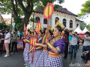 Pakaian Adat Sulawesi Selatan Tampil Memukau Dalam Parade Budaya di Makassar