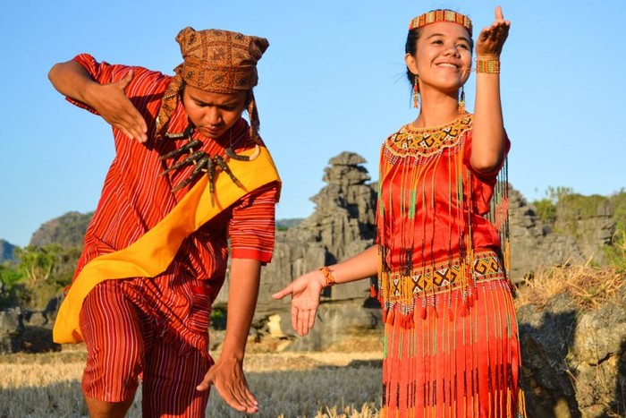 Pakaian adat Sulawesi Selatan.