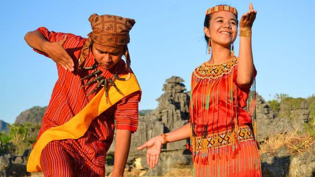 6 Macam Pakaian Adat Sulawesi Selatan Punya Corak dan Motif yang Unik