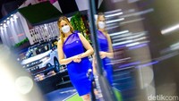 Mereka hadir di setiap booth dengan memakai masker untuk menjaga prokes.   