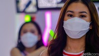 Tidak hanya cantik, tetapi mereka harus paham soal spesifikasi kendaraan di booth itu.   