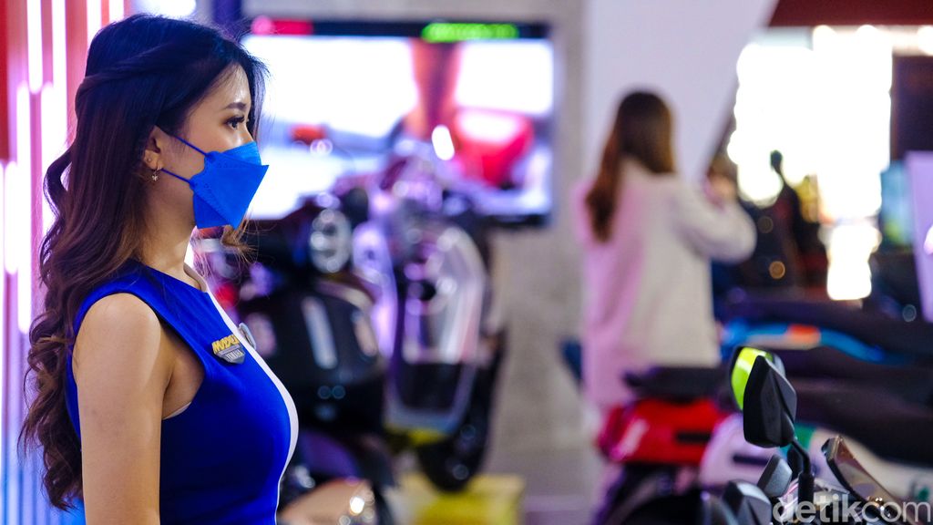 Pameran otomotif IIMS 2022 tak bisa dilepaskan dari kehadiran para usher. Keberadaan bidadari penjaga booth otomotif ini untuk menarik pengunjung.