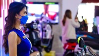 Meski mengenakan masker, kehadiran mereka selalu dinanti di setiap pameran otomotif.   