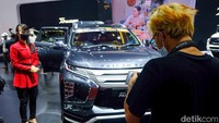 Mereka juga siap berpose di kendaraan yang dipamerkan.   