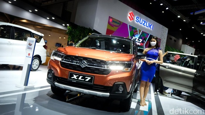 Pameran otomotif IIMS 2022 tak bisa dilepaskan dari kehadiran para usher. Keberadaan bidadari penjaga booth otomotif ini untuk menarik pengunjung.