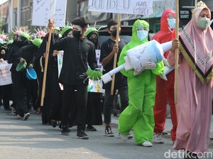 Puluhan Siswa SMP Surabaya Sambut Ramadan dengan Pawai Keliling