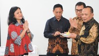 Direktur Utama PT PELNI (Persero) Tri Andayani (kiri) Bersama Direktur Utama PT PBM Sarana Bandar Nasional Suharyanto (kanan) beserta jajaran direksi menghadiri HUT ke 36 Anak Perusahaan PT PELNI (Persero) yang bergerak dibidang logistik yaitu PT PBM Sarana Bandar Nasional di Jakarta (31/3).