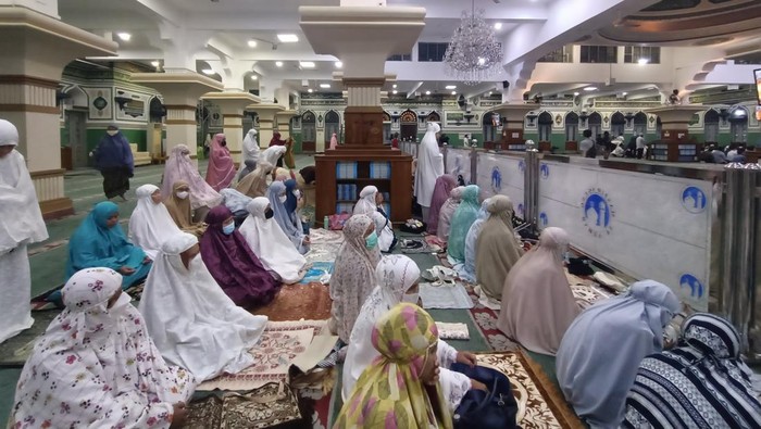 Pelaksanaan salat tarawih di Masjid Al-Azhar Jakarta Selatan