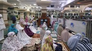 Menengok Suasana Khidmat Tarawih Pertama di Masjid Al-Azhar Jaksel