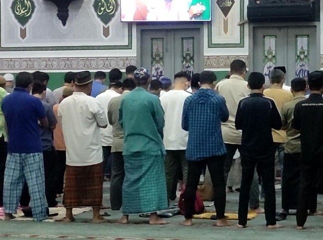 Pelaksanaan salat tarawih di Masjid Al-Azhar Jakarta Selatan