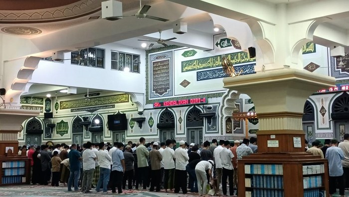 Pelaksanaan salat tarawih di Masjid Al-Azhar Jakarta Selatan