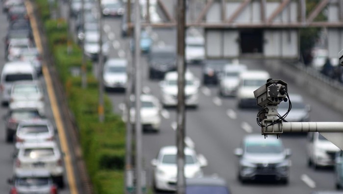 Sebuah CCTV terpasang di ruas Tol Dalam Kota, Cawang, Jakarta, Jumat (1/4/2022). Polda Metro Jaya mulai 1 April 2022 memberlakukan tilang elektronik di sejumlah tol di wilayah aglomerasi Jabodetabek bagi kendaraan yang melanggar batas kecepatan maksimum dan batas kapasitas maksimum dari muatan yang dibawa. ANTARA FOTO/Indrianto Eko Suwarso/aww.