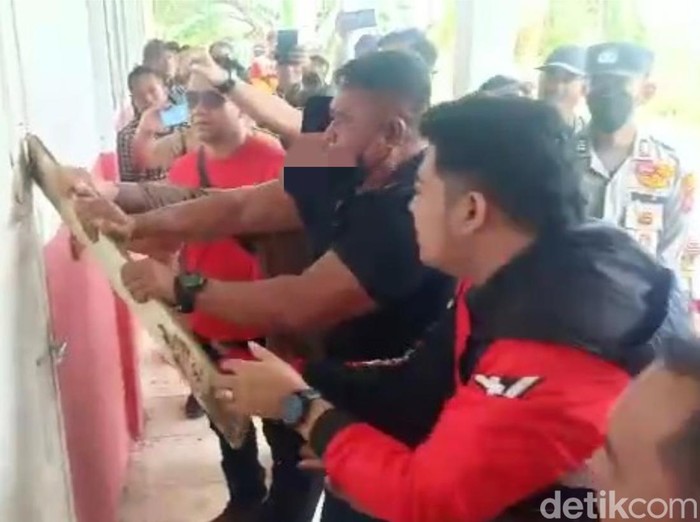 Pembongkaran segel di SD Cianjur