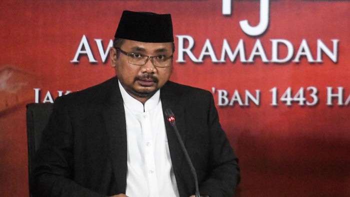 Menteri Agama Yaqut Cholil Qoumas (kiri) didampingi Wakil Menteri Agama Zainud Tauhid memberikan keterangan hasil sidang isbat penetapan 1 Ramadan 1443 Hijriah di Kemenag, Jakarta, Jumat (1/4/2022). Dalam sidang isbat itu  pemerintah memutuskan 1 Ramadan 1443 Hijriah jatuh pada Minggu, 3 April 2022. ANTARA FOTO/Hafidz Mubarak A/aww.
