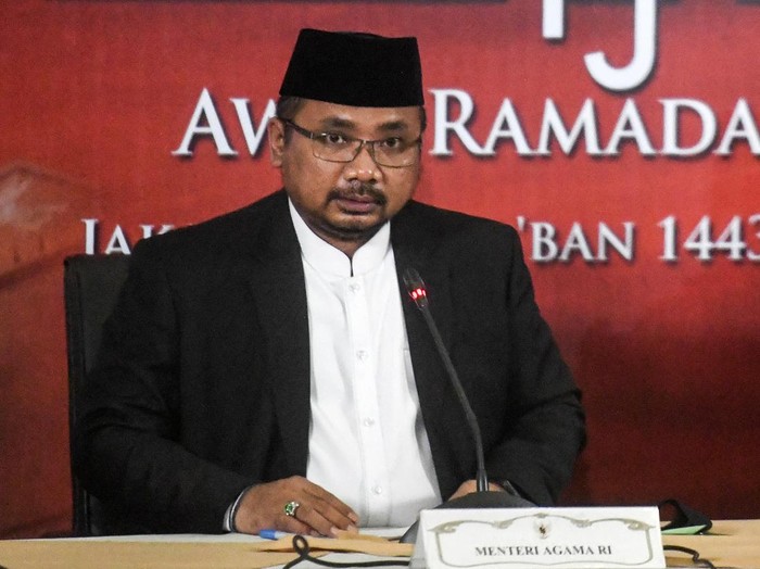Menteri Agama Yaqut Cholil Qoumas (kiri) didampingi Wakil Menteri Agama Zainud Tauhid memberikan keterangan hasil sidang isbat penetapan 1 Ramadan 1443 Hijriah di Kemenag, Jakarta, Jumat (1/4/2022). Dalam sidang isbat itu  pemerintah memutuskan 1 Ramadan 1443 Hijriah jatuh pada Minggu, 3 April 2022. ANTARA FOTO/Hafidz Mubarak A/aww.