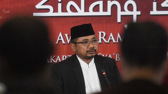 Menteri Agama Yaqut Cholil Qoumas (kiri) didampingi Wakil Menteri Agama Zainud Tauhid memberikan keterangan hasil sidang isbat penetapan 1 Ramadan 1443 Hijriah di Kemenag, Jakarta, Jumat (1/4/2022). Dalam sidang isbat itu  pemerintah memutuskan 1 Ramadan 1443 Hijriah jatuh pada Minggu, 3 April 2022. ANTARA FOTO/Hafidz Mubarak A/aww.