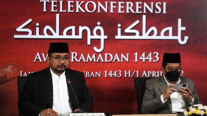 Menteri Agama Yaqut Cholil Qoumas (kiri) didampingi Wakil Menteri Agama Zainud Tauhid memberikan keterangan hasil sidang isbat penetapan 1 Ramadan 1443 Hijriah di Kemenag, Jakarta, Jumat (1/4/2022). Dalam sidang isbat itu  pemerintah memutuskan 1 Ramadan 1443 Hijriah jatuh pada Minggu, 3 April 2022. ANTARA FOTO/Hafidz Mubarak A/aww.