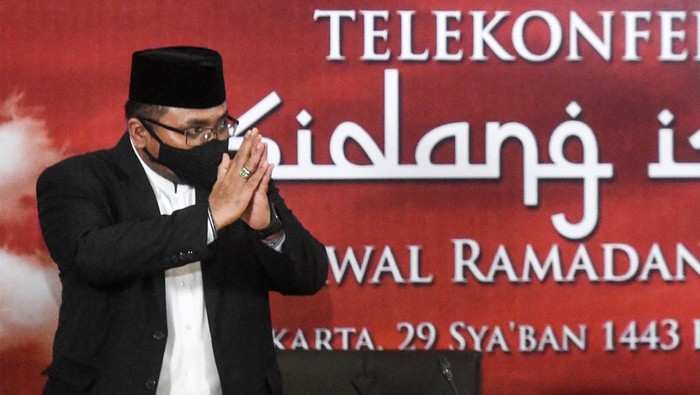 Menteri Agama Yaqut Cholil Qoumas (kiri) didampingi Wakil Menteri Agama Zainud Tauhid memberikan keterangan hasil sidang isbat penetapan 1 Ramadan 1443 Hijriah di Kemenag, Jakarta, Jumat (1/4/2022). Dalam sidang isbat itu  pemerintah memutuskan 1 Ramadan 1443 Hijriah jatuh pada Minggu, 3 April 2022. ANTARA FOTO/Hafidz Mubarak A/aww.
