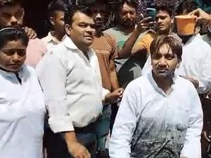 Pencitraan Bersihkan Got, Politisi Ini Mandi Pakai Susu yang Berakhir Dihujat Netizen