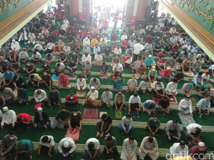 Pengurus Masjid Agung Al Barkah Kota Bekasi memberlakukan saf salat Jumat tidak berjarak menyusul keluarnya maklumat MUI Kota Bekasi. (Fakhri F/detikcom)