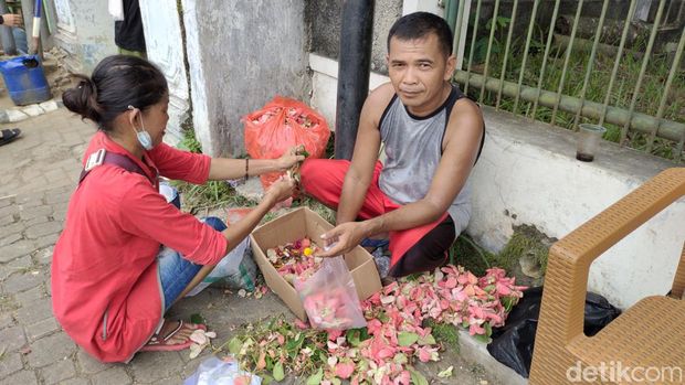 Penjual bunga raih cuan jelang Ramadan (Fathul Rizkoh/detikcom)