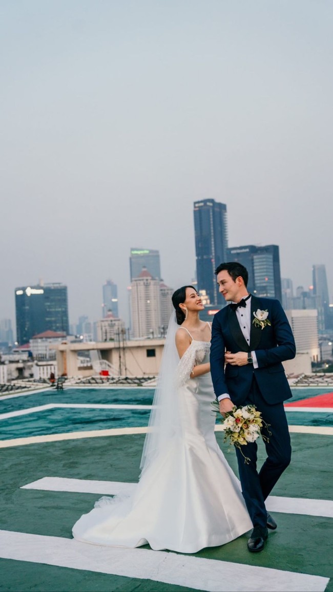 Inilah momen pernikahan Mike Lewis dan Janisaa Pradja. Keduanya tampil dalam balutan busana pernikahan formal. Mike tampak gagah, sementara Janisaa begitu anggun. Foto: Instagram: @mike_lewis