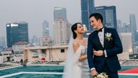 Sempat ditunda karena pandemi COVID-19, akhirnya Mike Lewis bisa tersenyum bahagia menikahi Janisaa Pradja. Foto: Instagram: @mike_lewis