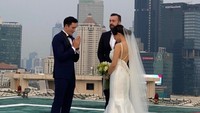 Pemberkatan nikah dilakukan Mike Lewis dan Janisaa Pradja di atas helipad salah satu gedung yang ada di kawasan Jakarta Selatan. Foto: Instagram: @palexevans
