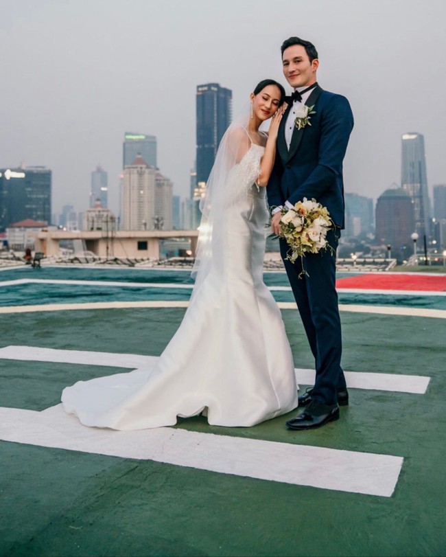 Dinikahi Mike Lewis di atas gedung, tepat di landasan helikopter di The Sultan Hotel, Janisaa tampil menawan dengan balutan gaun putih. Penampilannya bak princess. Foto: Instagram: @mike_lewis