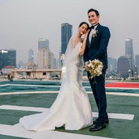 Dinikahi Mike Lewis di atas gedung, tepat di landasan helikopter di The Sultan Hotel, Janisaa tampil menawan dengan balutan gaun putih. Penampilannya bak princess. Foto: Instagram: @mike_lewis