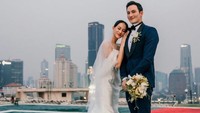 Memilih helipad menjadi lokasi pernikahan terbilang unik. Pose Mike Lewis dan Janisaa Pradja setelah, bikin iri. Foto: Instagram: @mike_lewis