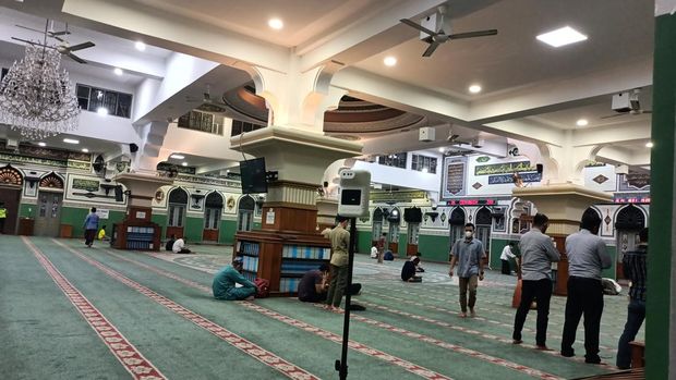 Persiapan salat tarawih di Masjid Al-Azhar Jakarta Selatan.