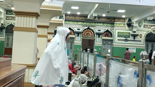 Persiapan salat tarawih di Masjid Al-Azhar Jakarta Selatan.