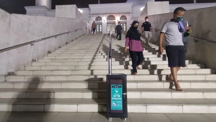 Persiapan salat tarawih di Masjid Al-Azhar Jakarta Selatan.