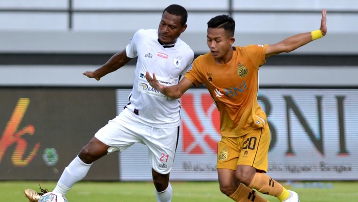 Pesepak bola Persipura Jayapura Yustinus Paew (kiri) berusaha melewati pesepak bola Bhayangkara FC Sani Rizki Fauzi (kanan) saat pertandingan Liga 1 di Stadion Kapten I Wayan Dipta, Gianyar, Bali, Rabu (16/3/2022). Persipura Jayapura mengalahkan Bhayangkara FC dengan skor 2-1. ANTARA FOTO/Fikri Yusuf/wsj.