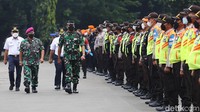 Personel gabungan mengikuti apel pengamanan angkutan lebaran di Stasiun Gambir, Jakarta, Jumat (1/4/2022).
