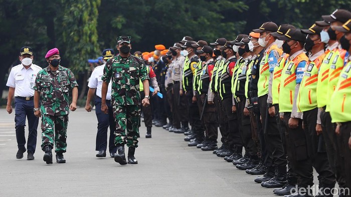 Personel Gabungan Siap Amankan Angkutan Lebaran 2022 Peserta upacara mengikuti apel kesiapan pelayanan pasukan pengamanan angkutan lebaran 2022 di Stasiun Gambir, Jakarta, Jumat (1/4/2022). Apel tersebut guna meningkatkan kesiapan pelayanan dan keamanan di kawasan stasiun jelang ramadhan dan lebaran 2022.