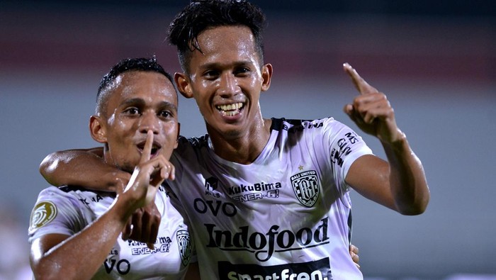 Pesepak bola Bali United Eber Bessa (kanan) berebut bola dengan pesepak bola Persik Kediri Taufiq (kiri) saat pertandingan Liga 1 di Stadion Kapten I Wayan Dipta, Gianyar, Bali, Kamis (31/3/2022). ANTARA FOTO/Fikri Yusuf/rwa.