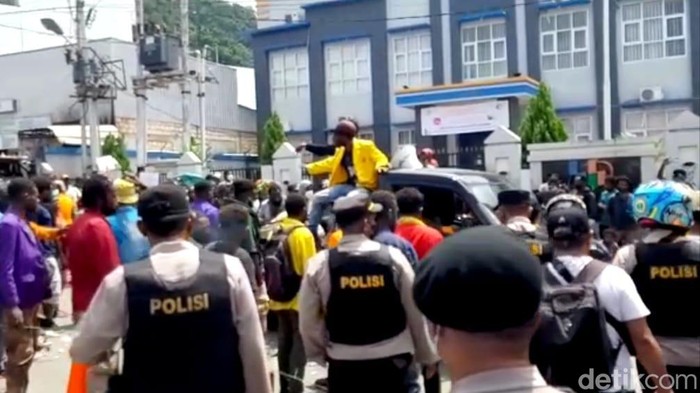 Polisi cegat massa tolak DOB yang ingin long march ke DPRD Papua. (detikcom/Wilpret Siagian)